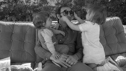 Charles Aznavour, avec ses enfants Katia et Michel, Cannes 1972
 (AFP)