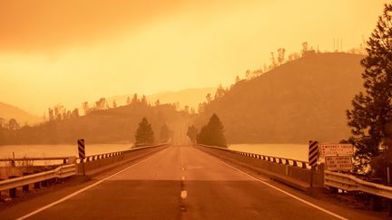 Le ciel prend des teintes oranges alors que la fumée de l'incendie Carr s'épaissit près de Whiskeytown en Californie, le 27 juillet 2018.&nbsp; (JOSH EDELSON / AFP)