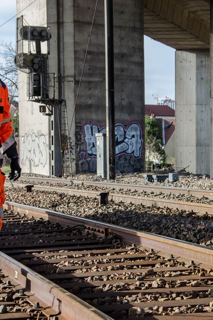 Damien Anglade inspecte les voies&nbsp;à Noisy-le-Sec (Seine-Saint-Denis), le&nbsp;14 mars 2018. (ELISE LAMBERT / FRANCEINFO)