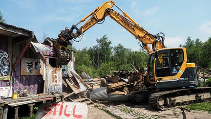 Un bulldozer détruit une construction illégale sur le site de Notre-Dame-des-Landes (Loire-Atlantique), le 17 mai 2018. (GUILLAUME SOUVANT / AFP)