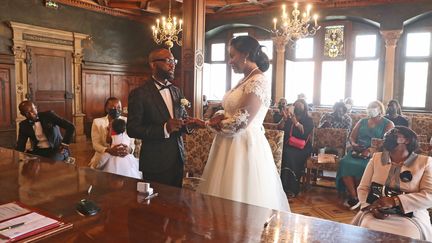 Un couple se marie à l'hôtel de ville de Mulhouse (Haut-Rhin), le 19 juin 2021. (MAXPPP)