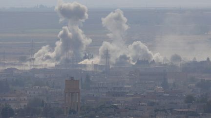 Des bombardements turcs visant les forces kurdes ans la ville de Ras al-Ain, en Syrie, le 15 octobre 2019.&nbsp; (STOYAN NENOV / REUTERS)