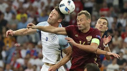 &nbsp; (Gary Cahill à la lutte avec Vasili Berezutski. Angleterre et Russie se sont neutralisés (1-1). ©Thanassis Stavrakis/AP/SIPA)