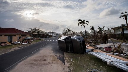 Une rue du Marigot dévastée par l'ouragan Irma, le 10 septembre 2017, sur l'île de Saint-Martin. (MARTIN BUREAU / AFP)