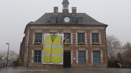 En&nbsp; novembre 2018, le maire de Morbecque (Nord) avait lui&nbsp;même décidé d'afficher ce gilet jaune sur la façade de la mairie, en raison de la colère de ses administrés. (FRANÇOIS CORTADE / RADIO FRANCE)