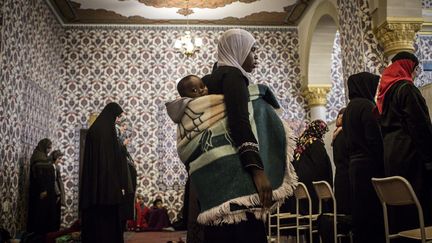 Des musulmanes sud-africaines sont réunies dans la grande mosquée Nizamiye pour la première prière du soir qui ouvre le mois sacré du jeûne, le ramadan. L'édifice, qui a coûté 24 millions de dollars (20 millions d'euros), a été financé par un riche homme d'affaires turc Orhan Celik. Il comprend une école coranique pouvant accueillir 800 éléves, une clinique et un centre commercial. Ankara et Pretoria entretiennent des liens économiques et politiques depuis de nombreuses années. (GULSHAN KHAN / AFP )