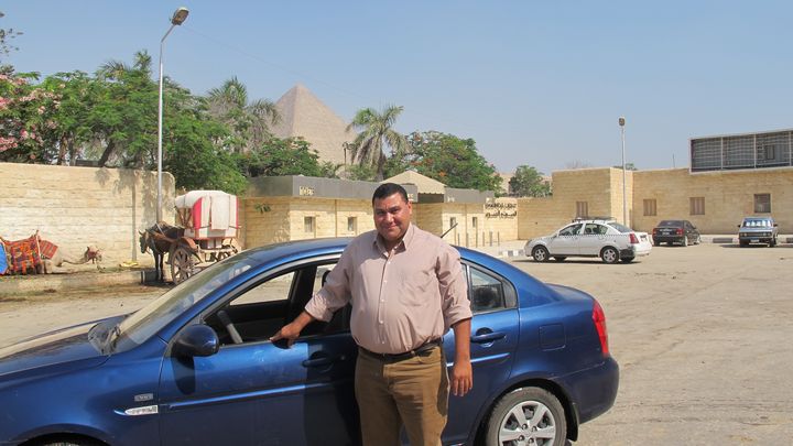 Aton Manos, chauffeur-guide &eacute;gyptien, devant l'une des entr&eacute;es du site arch&eacute;ologique de Gizeh, o&ugrave; plus aucun touriste ne se presse, le 19 juin 2013.&nbsp; (SALOME LEGRAND / FRANCETV INFO)