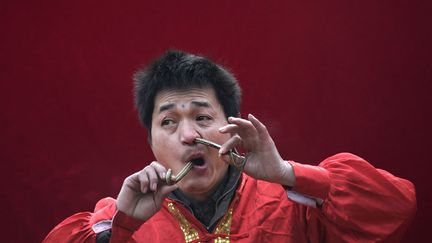 S'enfiler un serpent dans le nez, une fa&ccedil;on peu orthodoxe de c&eacute;l&eacute;brer la nouvelle ann&eacute;e chinoise &agrave; P&eacute;kin (Chine), le 11 f&eacute;vrier 2013. (PETAR KUJUNDZIC / REUTERS)