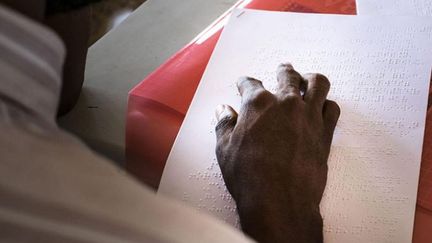 Un homme lit un document écrit en braille (illustration). (Programme des Nations unies pour le développement (PNUD) / Lilah Gaafar)