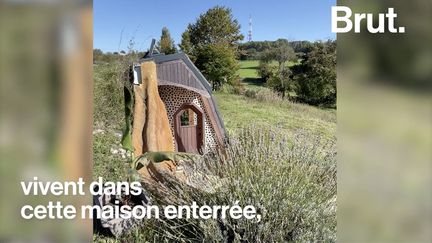 Pendant ce temps-là à Biras, en Dordogne, Pauline, Benjamin et Noéha vivent dans cette maison enterrée, autonome en énergie et bâtie avec des déchets. Visite de leur earthship.