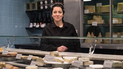 Clara Dumond-Solvit dans sa fromagerie, l'une des plus anciennes de Paris, où elle prépare et affine elle-même certains de ses fromages. (FROMAGERIE LA FONTAINE)