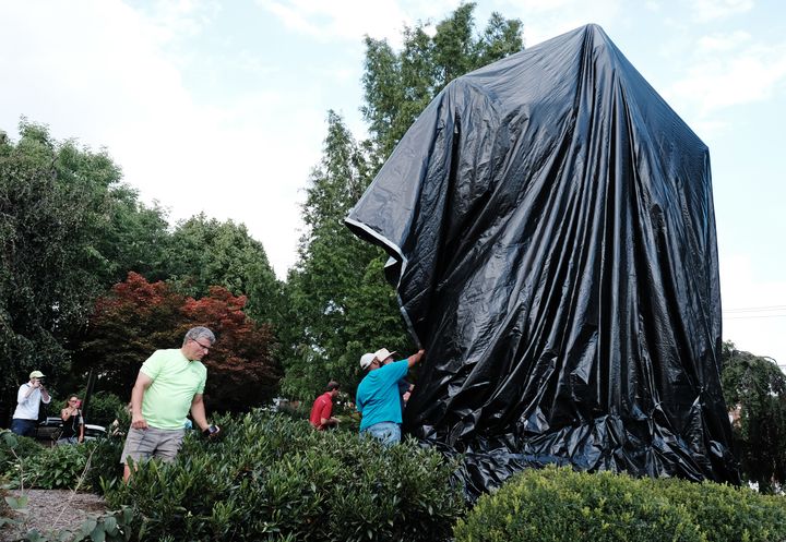 La statue du général Lee, ici en août 2017, a été bâchée dans l'attente d'une décision de justice autorisant la maire de Charlottesville à la déboulonner. (JUSTIN IDE / REUTERS)