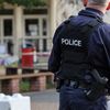 Un policier devant le collège-lycée Gambetta d'Arras (Pas-de-Calais), le 16 octobre 2023, lors d'une évacuation après une alerte à la bombe. (DENIS CHARLET / AFP)