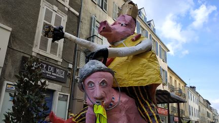 Le char du roi Sent Pançard, dans les rues de Pau (Pyrénées-Atlantiques), lors du carnaval Biarnés&nbsp;le 2 mars 2019 (EVAN LEBASTARD / FRANCE BLEU BÉARN / RADIO FRANCE)