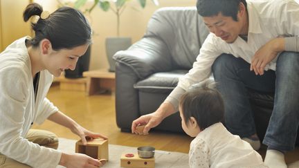 La dernière étude de l’Institut national sur la population montre que les femmes assument toujours 81% du travail à la maison. C’est vrai du ménage, de la cuisine et surtout de la prise en charge du ou des enfants. (photo d'illustration) (YAGI STUDIO / DIGITAL VISION)