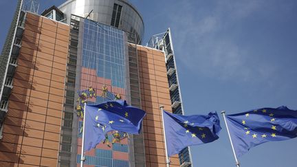 Vue extérieure du bâtiment de la Commission européenne, à Bruxelles (Belgique), le 12 décembre 2023. (MYRIAM TIRLER / HANS LUCAS / AFP)