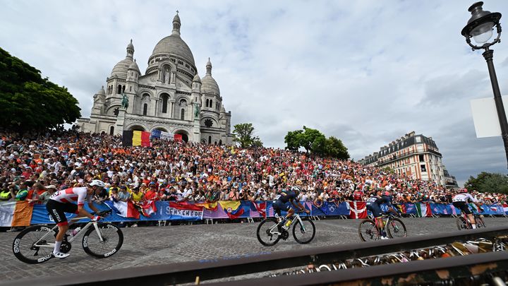 Une foule compacte le 3 août 2024 devant le Sacré Coeur durant la course sur route hommes à Paris. Plus de 500.000 spectateurs sur toute la longueur de cette fête populaire du vélo. Et la course femmes aujourd'hui ! (STEPHANE GEUFROI / MAXPPP)