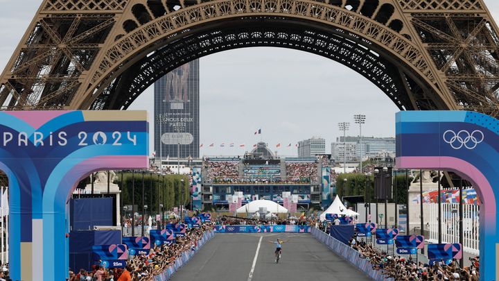 Remco Evenepoel célèbre sa médaille d'or dans la course en ligne des Jeux Olympiques de Paris 2024 devant la Tour Eiffel le 3 août 2024. (AFP)