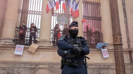 Des militantes d'Extinction Rebellion se sont enchaînées aux grilles de l'Assemblée nationale, à Paris, le 4 mai 2021. (EDOUARD MONFRAIS / HANS LUCAS / AFP)