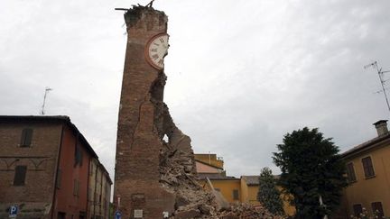 La tour de l&#039;horloge de Finale Emilia, coupéen en deux avant de s&#039;effondrer lors d&#039;une réplique du séisme (20/05/2012)
 (AFP / Pierre Teyssot)