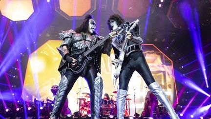 Gene Simmons (G), lead vocal et bassiste,  et Tommy Thayer (D), guitariste du groupe de glam-metal américain Kiss, sur la scène de leur leur dernière tournée en "physique," "End of the Road", à Cologne, en Allemagne en juillet 2023. (THOMAS BANNEYER / DPA)