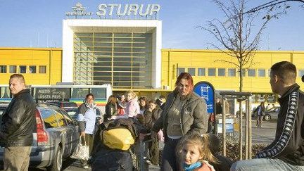 Arrivée de Roms en provenance de Hongrie, à l'aéroport Sturup, à Malmö, en Suède, le 16 novembre 2006. (AFP/Stig-Ake Johnsson)