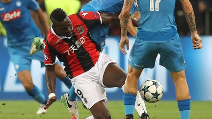 Titularisé par Lucien Favre, l'attaquant Mario Balotelli n'a pas trouvé la faille face aux Napolitains, mardi 22 août 2017 à l'Allianz Riviera. (VALERY HACHE / AFP)