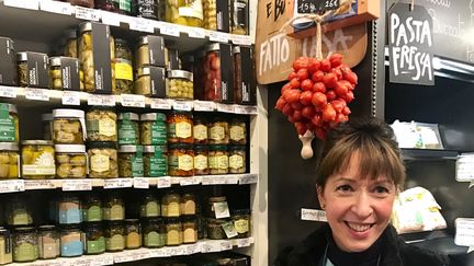 Alessandra Pierini dans son épicerie RAP à Paris dans le 9e. (LAURENT MARIOTTE / RADIO FRANCE)