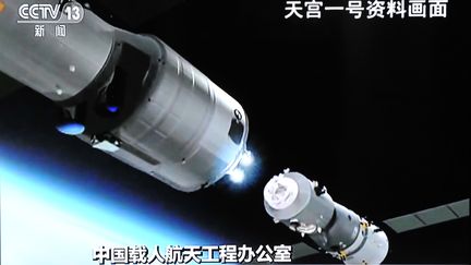 Capture d'écran de la télévision chinoise montrant la station spatiale Tiangong-1.&nbsp; (STRINGER / IMAGINECHINA / AFP)
