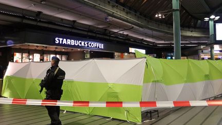 Un militaire dans l'aéroport d'Amsterdam-Schipol, au Pays-Bas, jeudi 15 décembre 2017.&nbsp; (KAWIJKO MEDIA / ANP / AFP)