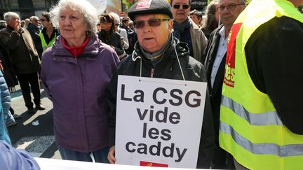 Des&nbsp;retraités lors d'un rassemblement, le 11 avril 2019 à Paris, à l'occasion d'une journée nationale de manifestations pour protester contre les réductions de leurs pensions. (MICHEL STOUPAK / NURPHOTO / AFP)