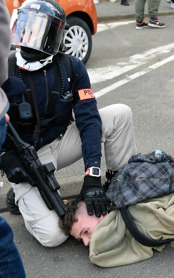 Un policier interpelle un manifestant lors d'un rassemblement des "gilets jaunes" au Mans, le 23 mars 2019, et son LBD touche le crâne du jeune homme. (MAXPPP)