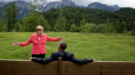 La chancelière allemande Angela Merkel discute avec le président américain Barack Obama, le 8 juin 2015 en marge du sommet du G7 organisé à Krün (Allemagne). (PETE SOUZA / WHITE HOUSE / SIPANY / SIPA)