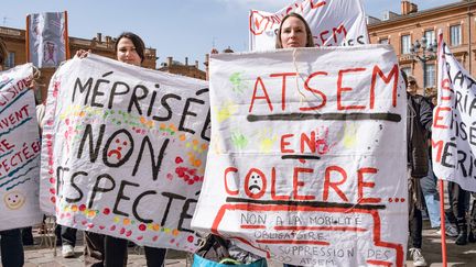 Lors d'une manifestation le 25 mars 2022 des&nbsp;agents spécialisés des écoles maternelles (Atsem) sur la place du Capitole à Toulouse. Photo d'illustration. (LILIAN CAZABET / HANS LUCAS / AFP)