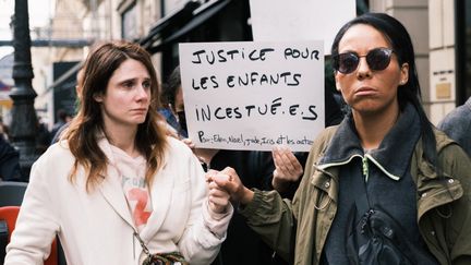 L'actrice Judith Chemla (G) et Sophie Abida (D), lors d'une action devant le ministère de la Justice, à Paris, le 26 septembre 2023. (ANNA MARGUERITAT / HANS LUCAS / AFP)