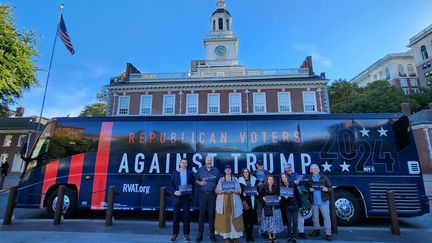 Des électeurs républicains opposés à Donald Trump devant le Hall of Independence à Philadelphie, là où a été signée la déclaration d’Indépendance et adoptée la Constitution américaine. (SEBASTIEN PAOUR / FRANCEINFO)