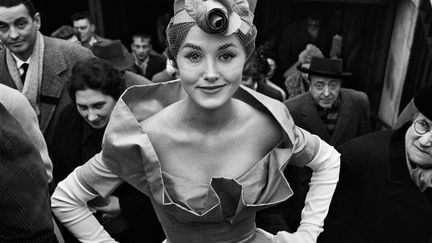 Frank Horvat, Monique Dutto à la sortie du métro, Paris,  pour Jours de France, 1959 (13 Frank Horvat)