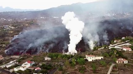 De nouvelles évacuations ont eu lieu dans la nuit du lundi 20 au mardi 21 septembre sur l'île de La Palma, aux Canaries (Espagne). Après l'apparition d'une autre coulée de lave, 6 000 personnes ont été mises l'abri depuis le début de l'éruption du volcan, dimanche 19 septembre. (Capture d'écran / France 2)