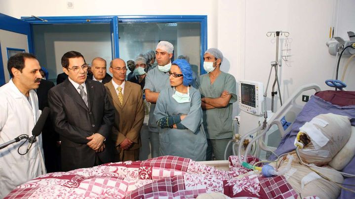 L'ancien président tunisien Ben Ali rend visite à Mohamed Bouazizi à Tunis, le 28 décembre 2010. (HASSENE DRIDI/AP/SIPA)