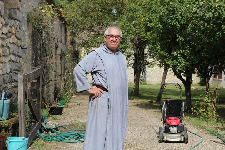 Le&nbsp;père Jean-Philippe Chauveau, 66 ans, le 4 septembre 2016. (BENOIT ZAGDOUN / FRANCEINFO)