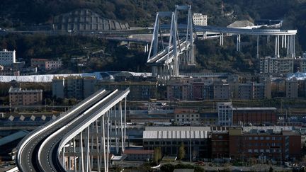 Le pont Morandi, à&nbsp;Gênes (Italie), après s'être partiellement effondré, le 14 décembre 2018. (FILIPPO MONTEFORTE / AFP)