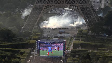 Une photo de la "fan zone" de la tour Eiffel montre les gaz lacrymogènes utilisés par la police, le 10 juillet 2016, lors de la diffusion de la finale de l'Euro. (THOMAS SAMSON / AFP)