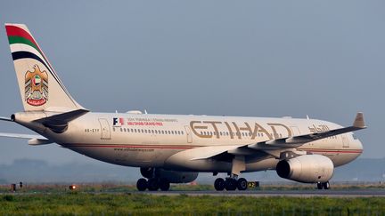 Un avion de la compagnie &eacute;miratie Ethihad, le 21 septembre 2014 &agrave; l'a&eacute;roport de Rome (Italie).&nbsp; (ALBERTO PIZZOLI / AFP)