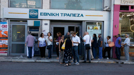 &nbsp; (File d'attente devant un distributeur de billets à Athènes  © Maxppp)