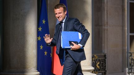 Emmanuel Macron sur le perron du palais de l'Elysée, à Paris, le 22 août 2016. (JULIEN MATTIA / NURPHOTO / AFP)