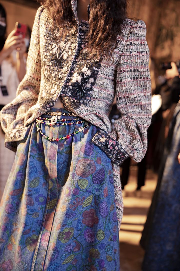 Les broderies sur les silhouettes Chanel pour le défilé métiers d'art sont inspirées par les femmes qui ont marqué l'histoire du Château de Chenonceau. Le 3 décembre 2020 (CHANEL)