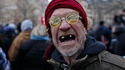 Un fan de John Lennon chante lors d'un hommage au chanteur &agrave; l'occasion du 33e anniversaire de sa mort, New York (Etats-Unis), le 8 d&eacute;cembre 2013. (EDUARDO MUNOZ / REUTERS)