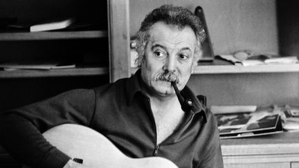 Le chanteur Georges Brassens chez lui à Paris, le 9 octobre 1972. (AFP)