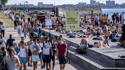 Un panneau d'information demande aux gens de garder une distance sociale sur une jetée de baignade à Malmö, en Suède, le 25 juin 2020 (illustration). (JOHAN NILSSON / TT NEWS AGENCY)