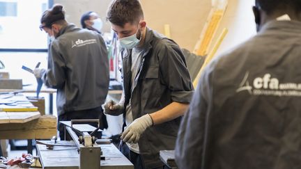 Des apprentis couvreurs en formation à Alfortville (Val-de-Marne), en mai 2021. (VINCENT ISORE / MAXPPP)